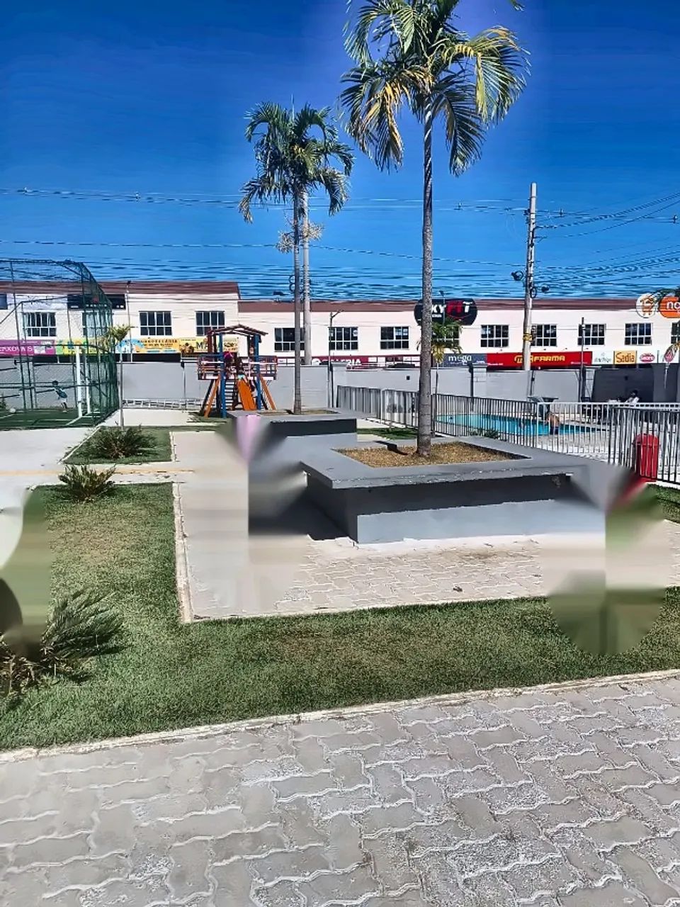 Área de lazer com piscina do condomínio Gran Acrópolis IV, em Valparaíso de Goiás