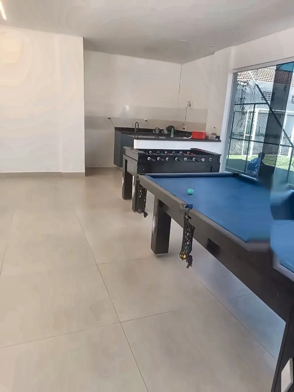 Sala de jogos com sinuca e pebolim do condomínio Gran Acrópolis IV