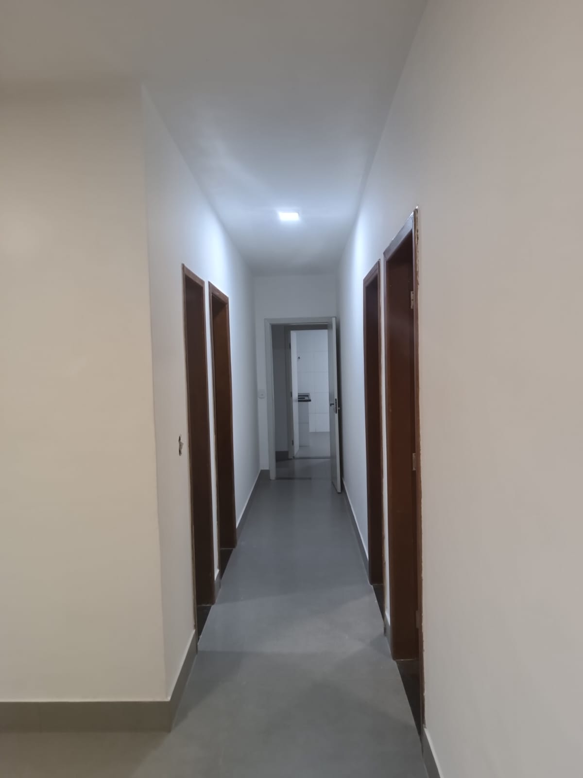 Corredor de acesso aos quartos da casa no Riacho Fundo I