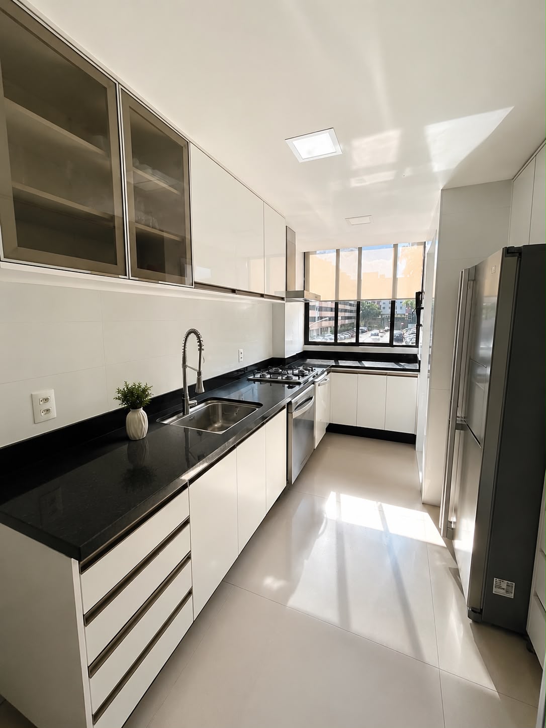 Cozinha equipada com bancada em granito