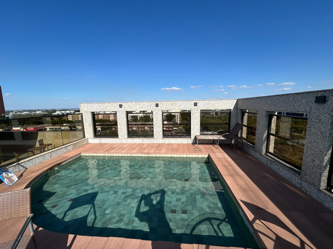 Piscina na cobertura do prédio
